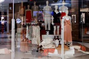 Một cửa hàng H&M tại Nam Phi bị đập phá. Ảnh: Getty Images