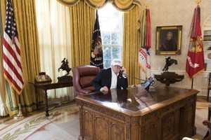 Nhà Trắng công bố hình ảnh Tổng thống Donald Trump làm việc trong phòng Bầu Dục giữa lúc Kl993 ưu đãi thưởng hấp dẫn đóng cửa.