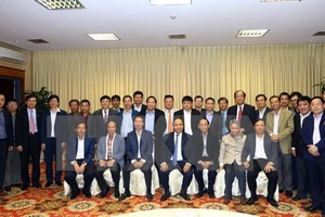 Thủ tướng Nguyễn Xuân Phúc, Uỷ viên Bộ Kl991.com tải ứng dụng, Trưởng ban Tuyên giáo Trung ương Võ Văn Thưởng và các đại biểu tại buổi gặp mặt. (Ảnh: Thống Nhất/TTXVN)