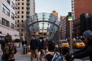 New York xem xét tăng thuế Web Tổng Nhà Cái 99Kl99 Giải Trí Bậc Nhất gần ga tàu điện ngầm. (Nguồn: The New York Times)