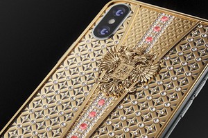 Mẫu iPhone được chế tác bằng vàng và đá quý.