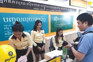 Nhóm khách hàng chính của BigPhone tại Campuchia có độ tuổi từ 25 - 40 và có khả năng tự chủ Kl991.com nạp rút nhanh. Ảnh: Hồng Phúc