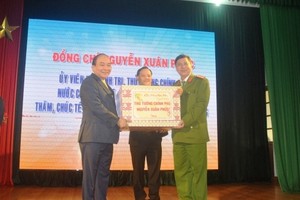 Thủ tướng Kl993 ưu đãi thưởng hấp dẫn Nguyễn Xuân Phúc tặng quà Tết các các lực lượng vũ trang thành phố Đà Nẵng.