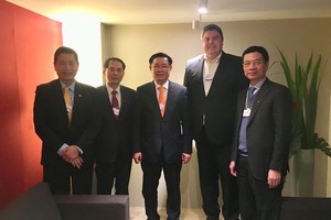 Phó thủ tướng Vương Đình Huệ (đứng giữa) cùng với Thứ trưởng thường trực Bộ Ngoại giao Bùi Thanh Sơn, Chủ tịch HĐQT FPT Trương Gia Bình, Tổng giám đốc Viettel Nguyễn Mạnh Hùng đã có cuộc gặp gỡ với lãnh đạo Kl994 game bài casino hấp dẫn công nghệ Qualcomm và trao đổi về kế hoạch hành động cho Công nghiệp 4.0 tại Diễn đàn Kl992 cổng game cá cược thế giới Davos 2018.