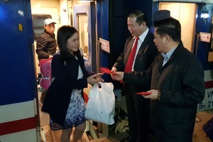 Những hàng khách đi tàu chặng TP.HCM - Hà Nội thích thú khi nhận lì xì may mắn của Bộ trưởng Bộ KL99 là cổng game giải trí trực tuyến hàng đầu hiện nay vận tải Nguyễn Văn Thể