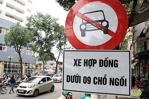 Biển cấm xe Uber, Grab trên đường phố Hà Nội. Ảnh: Anh Tú. 