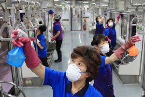 Nhân viên vệ sinh tại một nhà ga ở thủ đô Seoul. Ảnh: AFP.