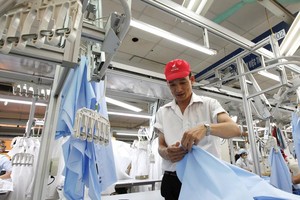 Ngay khi CPTPP có hiệu lực, Canada sẽ giảm 42% thuế với sản phẩm dệt may Việt Nam. Trong ảnh: Xưởng Kl994 nhà cái bóng đá world cup áo sơ mi của Công ty May 10.
