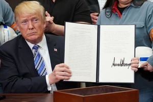 Tổng thống Donald Trump ký lệnh áp thuế Link Vào Nhà Cái KL99 COM Tặng +199k nhôm, thép tại Nhà Trắng ngày 8/3. Ảnh: AFP.
