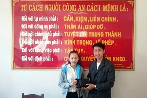 Anh Lâm trả lại số tiền cùng giấy tờ tùy thân cho chị Tâm. Ảnh: Triệu Thanh.