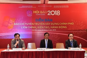 Phó Chủ tịch Hội Nhà báo Việt Nam Mai Đức Lộc (giữa), Tổng Giám đốc Cổng TTĐT Kl993 ưu đãi thưởng hấp dẫn Vi Quang Đạo (bên trái) và ông Trần Bá Dung, Trưởng Ban Nghiệp vụ, Hội Nhà báo Việt Nam, đồng chủ trì Diễn đàn.