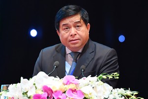 Bộ trưởng Bộ Kế hoạch và Kl99ok phiên bản mới Nguyễn Chí Dũng phát biểu trong phiên khai mạc. Ảnh: Tiến Tuấn.
