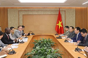 Cuộc làm việc giữa Phó thủ tướng Vương Đình Huệ và Giám đốc WB tại Việt Nam về giải pháp cải cách tiền lương, Kl99kl phiên bản hoạt động Trang Chủ KL99Com Số 1 Link Đăng Ký KL999 ngày 5/4.  Ảnh: VGP