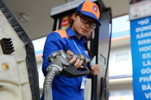 Đổ xăng tại một cây xăng thuộc hệ thống Petrolimex. 