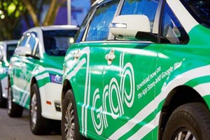 Đội xe taxi in logo Grab.