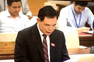 Bộ trưởng Bộ Nông nghiệp và Phát triển nông thôn Nguyễn Xuân Cường trình bày Tờ trình của Kl993 ưu đãi thưởng hấp dẫn về dự án Luật - Ảnh: VGP/Nguyễn Hoàng.