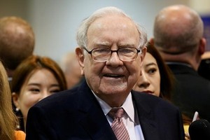 Warren Buffett trong Đại hội Trang Chủ KL99Com Số 1 Link Đăng Ký KL999 Berkshire Hathaway năm ngoái. Ảnh: Reuters