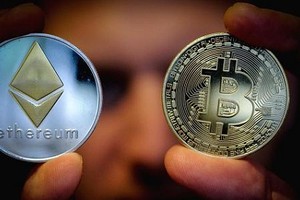 Mỗi Bitcoin đang có giá 7.999 USD trên Coindesk. Ảnh: CNBC.