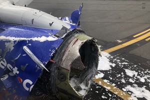 Động cơ của chiếc Boeing 737-700 sau khi hạ cánh khẩn cấp. Ảnh: Twitter.