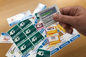 Việc cả ba nhà mạng lớn là VinaPhone, Viettel và MobiFone đều ngừng cung cấp dịch vụ thanh toán bằng thẻ cào điện thoại khiến người dùng bức xúc