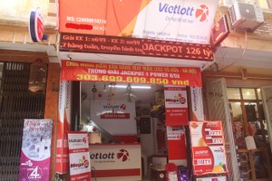 Đại lý Vietlott, nơi bán vé độc đắc Jackpott trúng gần 304 tỷ đồng tại Hà Nội. (Ảnh: Hồng Vân)