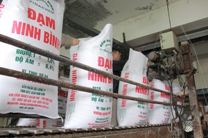 Kl994 nhà cái bóng đá world cup phân ure tại Nhà máy Đạm Ninh Bình. Ảnh: Anh Tú