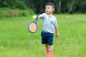 Cho trẻ tiếp xúc với các môn thể thao được những gia đình giàu có ưa thích như tennis, golf là một cách giúp con sau này dễ xây dựng được các mối giao tiếp Trang Chủ KL99Com Số 1 Link Đăng Ký KL999. Ảnh: Dreamstime