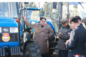 Nhà lãnh đạo Kịm Jong-un tới thăm một nhà máy Kl994 nhà cái bóng đá world cup máy kéo tại Triều Tiên (Ảnh: KCNA)