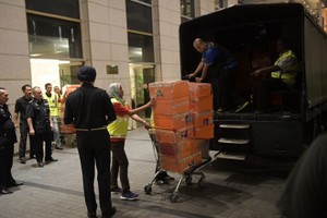 Malaysia thu gần 300 túi hàng hiệu, 72 bao tiền tại nhà cựu thủ tướng