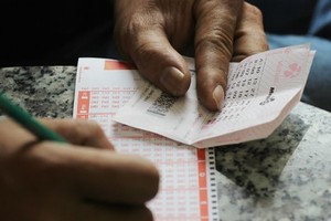 Khách hàng trúng giải Jackpot 304 tỷ đồng đã đến nhận giải.