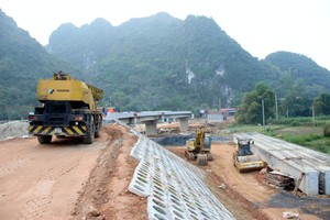 Tổng mức Kl99ok phiên bản mới đoạn đường dẫn hai đầu cầu Bình Ca bị tăng 26,6 tỷ đồng do áp dụng sai đơn giá. Ảnh: Anh Minh.