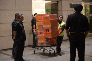Hàng trăm túi xách hàng hiệu được tìm thấy trong nhà cựu Thủ tướng Malaysia Najib. (Ảnh: Straits Times).