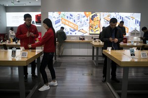 Bên trong cửa hàng Xiaomi - nhà Kl994 nhà cái bóng đá world cup smartphone lớn thứ tư thế giới. Ảnh: Bloomberg.