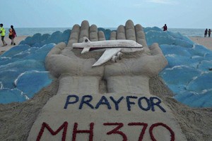 Tác phẩm bằng cát của một nghệ sĩ Ấn Độ nhằm cầu nguyện cho MH370 (Ảnh: AFP)