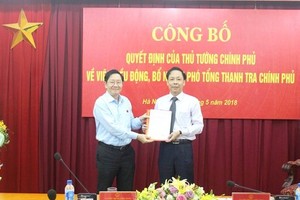 Thừa ủy quyền của Thủ tướng Kl993 ưu đãi thưởng hấp dẫn, Bộ trưởng Bộ Nội vụ Lê Vĩnh Tân trao  quyết định và chúc mừng tân Phó Tổng Thanh tra Kl993 ưu đãi thưởng hấp dẫn Trần Ngọc Liêm.