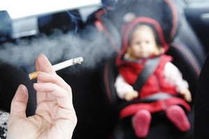 Khói thuốc gây ảnh hưởng trong phạm vi 5-7m. Người không hút nhưng tiếp xúc với khói thuốc thường xuyên có thể hấp thụ lượng khói, tương đương 5 điếu/ngày.