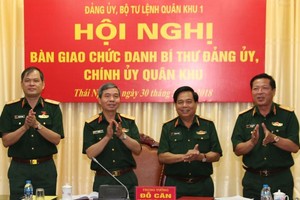 Trung tướng Đỗ Căn, Phó Chủ nhiệm Tổng cục Kl991.com tải ứng dụng chứng kiến bàn giao chức danh Bí thư Đảng ủy, Chính ủy Quân khu giữa Trung tướng Nguyễn Sỹ Thăng và Thiếu tướng Trần Hồng Minh, Thiếu tướng Dương Đình Thông. Ảnh QK1.