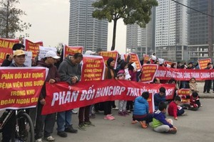 Cư dân khu ngoại giao đoàn biểu tình khi tố chủ Kl99ok phiên bản mới thực hiện chưa đúng quy hoạch. Ảnh: NT