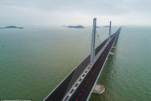 Cầu vượt biển dài 36 km của Trung Quốc nhìn từ trên cao