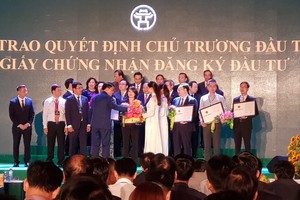 Đại diện Công ty cổ phần Kl99ok phiên bản mới Văn Phú -  Invest nhận quyết định chủ trương Kl99ok phiên bản mới Dự án Khu đô thị mới An Hưng.