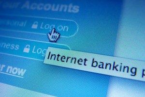 Khách hàng đăng ký dịch vụ internet banking được yêu cầu khai báo số điện thoại "chính chủ". 