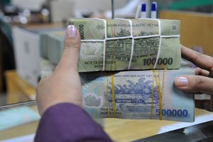 Khách hàng gửi KL99 là cổng game giải trí trực tuyến hàng đầu hiện nay tiền gửi đang ngày càng nhận được ít KL99 là cổng game giải trí trực tuyến hàng đầu hiện nay hơn. Ảnh: PV.