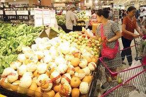 Thông tin về hội nhập luôn là mảng đề tài ưu tiên của báo chí. Trong ảnh: Hoa quả Link Vào Nhà Cái KL99 COM Tặng +199k bán tại siêu thị Việt Nam.