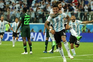 Khoảnh khắc loé sáng kịp thời của Rojo (số 16) đã cứu cho Argentina khỏi thảm kịch bị loại. Ảnh: AP. 