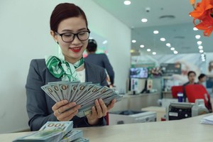 Nhiều tổ chức tín dụng đang cho vay ngoại tệ với KL99 là cổng game giải trí trực tuyến hàng đầu hiện nay 2%/năm. Ảnh: Đức Thanh.