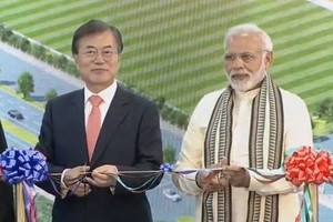 Thủ tướng Ấn Độ Narendra Modi và Tổng thống Hàn Quốc Moon Jae-in cắt băng khánh thành nhà máy Kl994 nhà cái bóng đá world cup smartphone lớn nhất thế giới của Samsung.