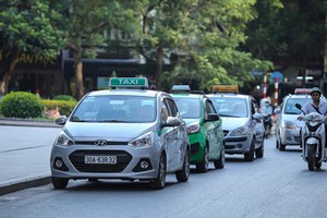 Các hiệp hội taxi đã kiến nghị Kl993 ưu đãi thưởng hấp dẫn nên cho tạm dừng thí điểm Grab...