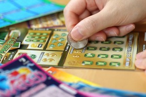 Một người đàn ông đã ăn cắp vé số cào trị giá khoảng 4.500 Nhân dân tệ. (Nguồn: thepaper.cn).