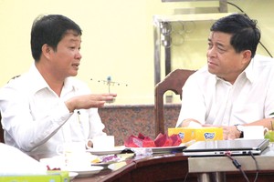 Bộ trưởng Bộ Kế hoạch và Kl99ok phiên bản mới Nguyễn Chí Dũng (bên phải) trao đổi với đại diện Công ty Cát Tường.