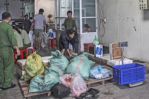 Cơ quan chức năng phát hiện gần 31 tấn thực phẩm 'bẩn' tại cơ sở Hồng Thắm. Ảnh: Báo Cần Thơ.